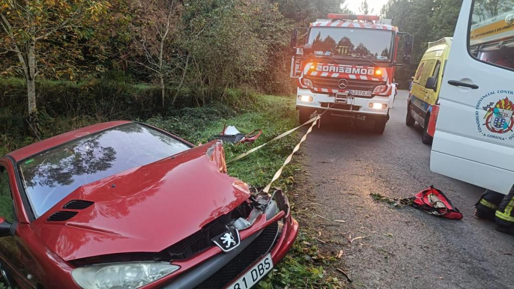 Bomberos de Betanzos (A Coruña) evitan que un coche caiga por un barranco