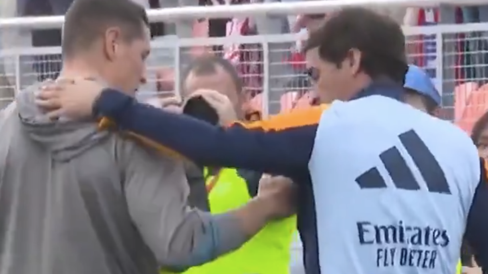 Fernando Torres y Raúl González se saludan antes del 'miniderbi'