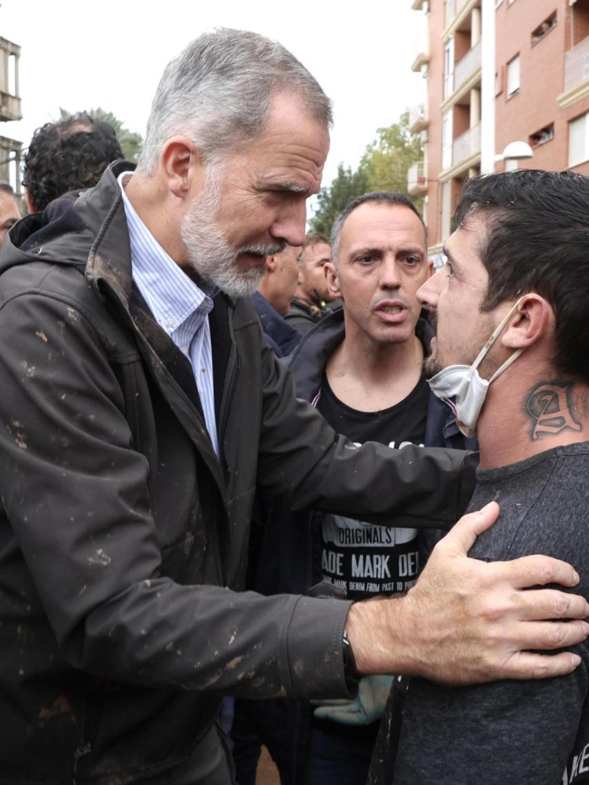 Felipe VI consolando a un ciudadano de Paiporta, este pasado domingo.