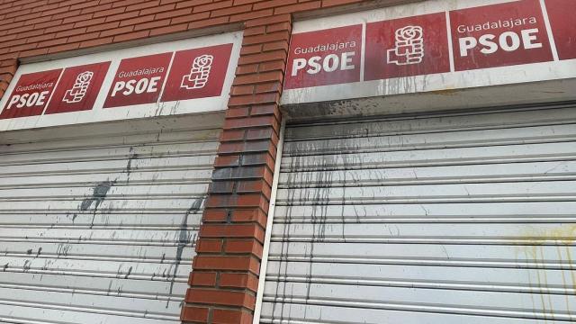 Aspecto de la sede del PSOE en Guadalajara, vandalizada con pintura y huevos.