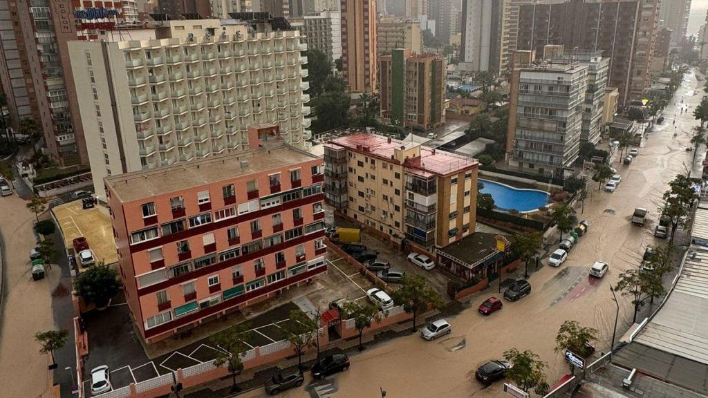 Una calle de Benidorm inundada.