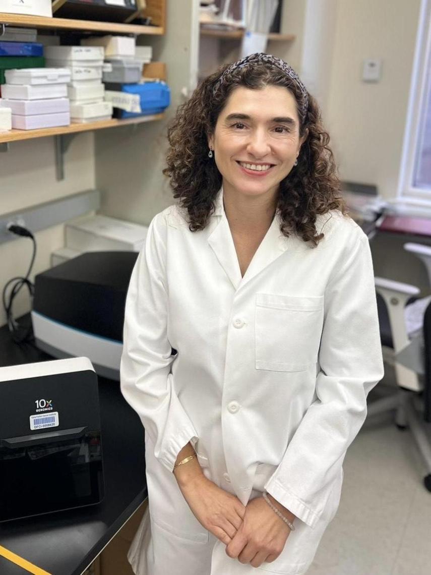 La doctora Paloma Cejas, cofundadora de  Cure51, en el laboratorio.