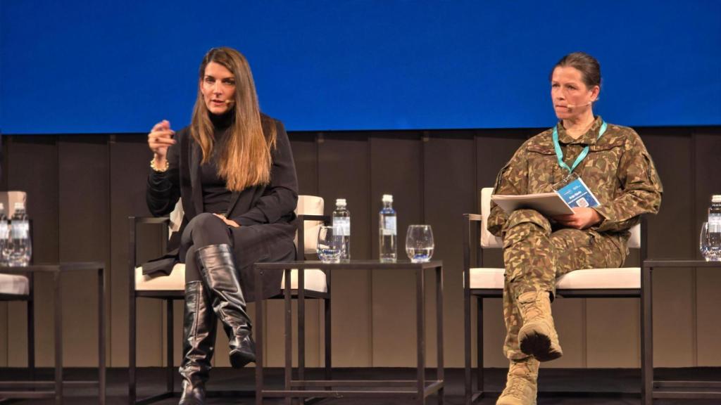 Luz Fernández (CNIA OTAN) y la teniente coronel Evija Sïpola.