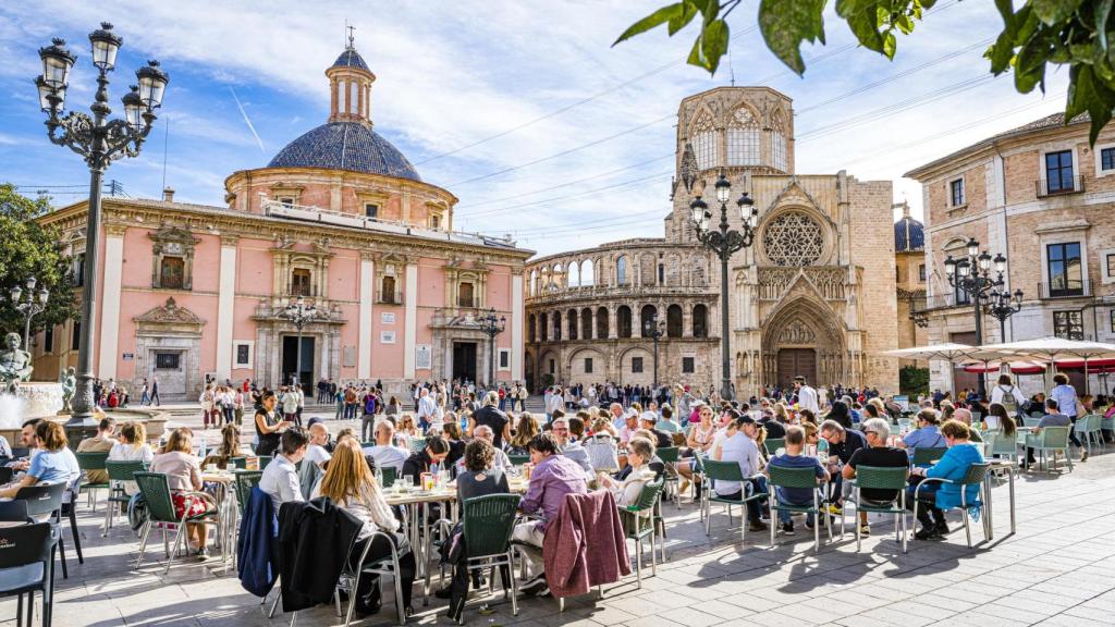 Imagen de archivo de gente en una terraza.