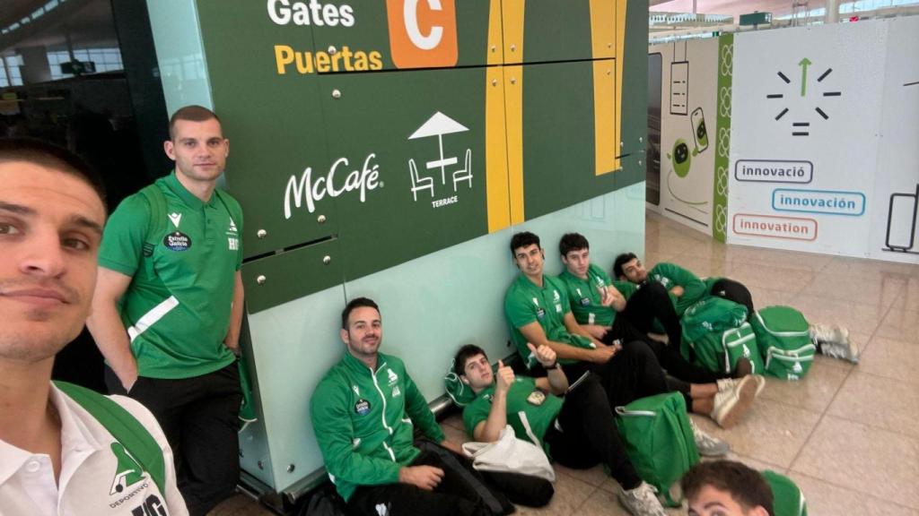 Jugadores del Liceo de A Coruña en el aeropuerto de Barcelona