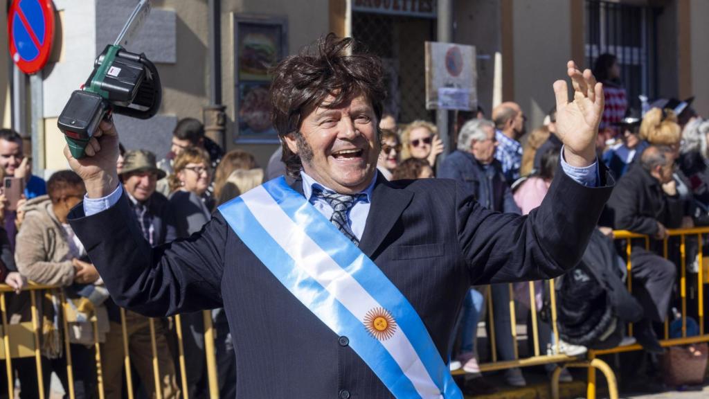 Un hombre disfrazado del presidente de Argentina, Javier Milei, en la última edición del Carnaval de Cebreros