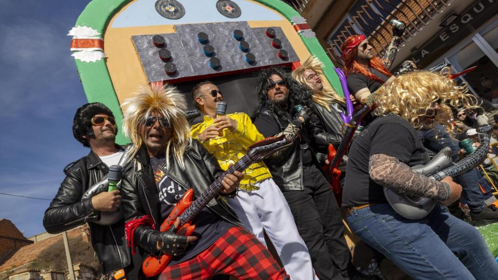 Un grupo de personas disfrazadas en el Carnaval de Cebreros