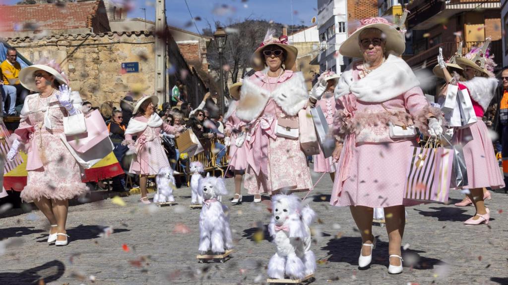 Un grupo de mujeres ataviadas con sus disfraces en la última edición del Carnaval de Cebreros