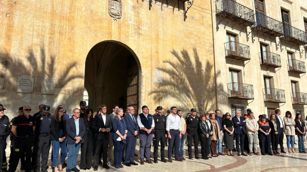 Silencio por las víctimas de la DANA de Valencia, en Elche.