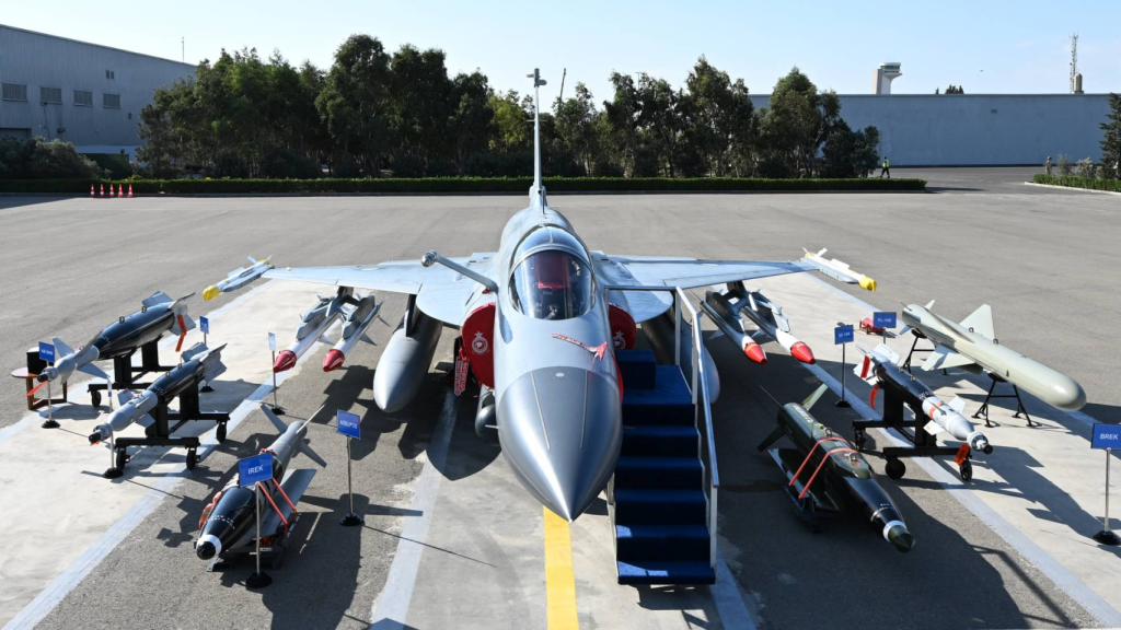 Caza JF-17 junto a parte de su panoplia durante la ceremonia de entrega en Azerbaiyán