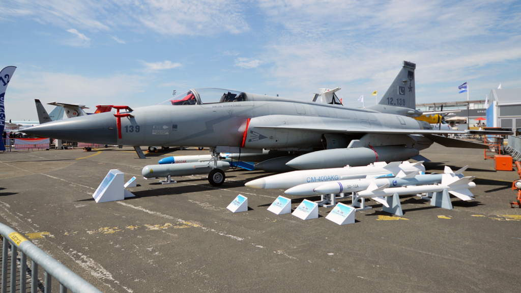 JF-17 en una exposición junto a parte de sus misiles compatibles