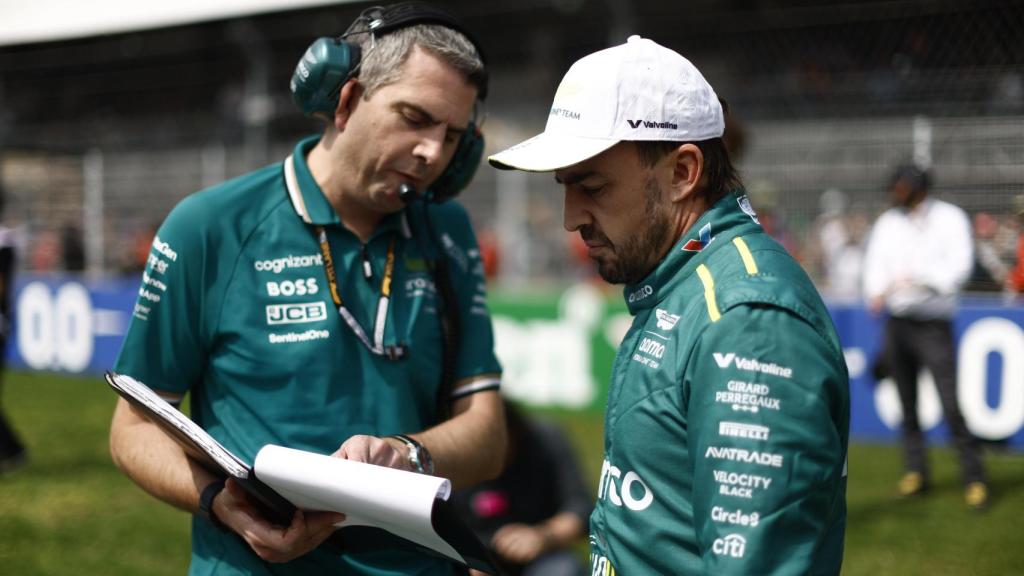 Fernando Alonso dialoga con uno de sus ingenieros antes del GP de México de Fórmula 1 2024