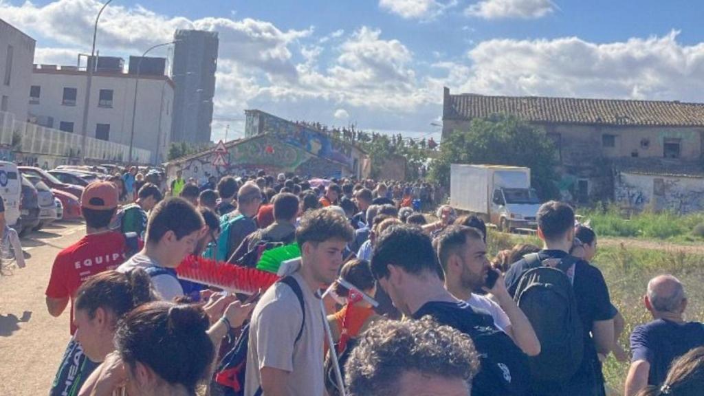 La fila en un puente para cruzar a las zonas afectadas.