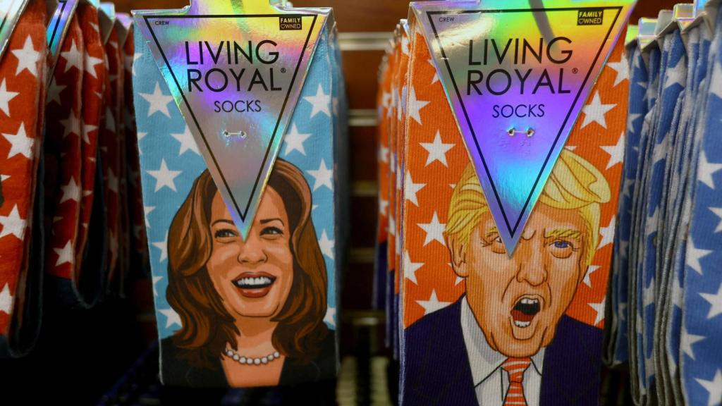 Calcetines de las campañas de los dos candidatos a las elecciones presidenciales de Estados Unidos, Kamala Harris y Donald Trump, respectivamente, expuestos en una tienda.