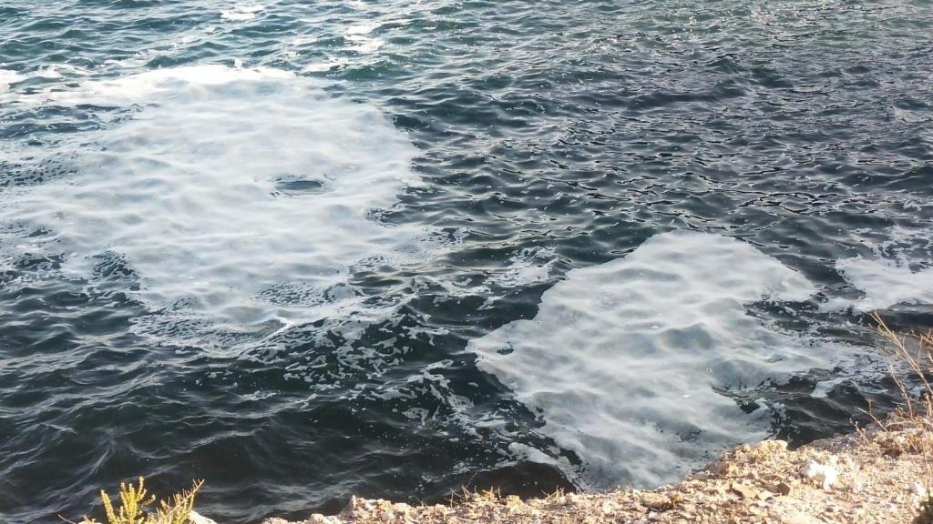 Residuos en forma de espuma sobre la playa de Cala Reona (Cartagena).