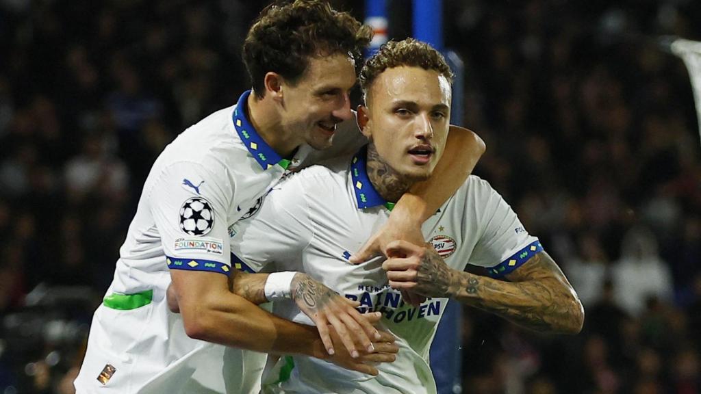 Noah Lang celebra su gol frente al PSG con Olivier Boscagli.