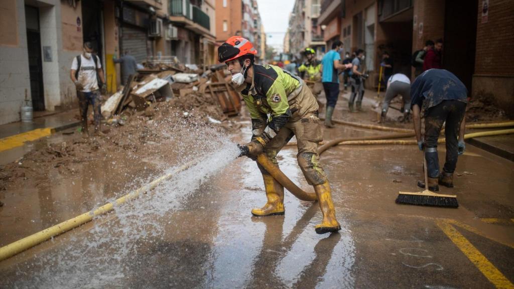 Varios bomberos trabajan para solventar los estragos ocasionados por la Dana en Benetússer, Valencia (Comunidad Valenciana).