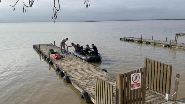 Buzos de las Fuerzas Especiales de Cartagena peinan distintas zonas de la Albufera en búsqueda de cadáveres.