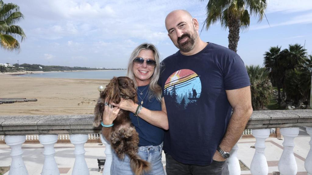 Nicky y Juan Manuel, en el paseo marítimo de la playa de La Costilla.