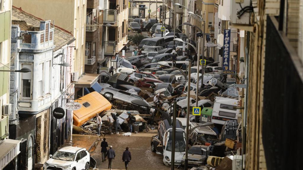 Vehículos amontonados en una calle tras las intensas lluvias de la fuerte DANA en Picaña (Valencia). Efe / Biel Aliño