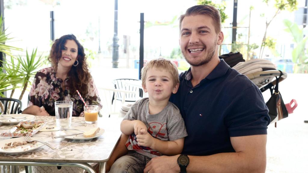 Marina, de Rota, y su marido, Peter, de Misisipi, junto con sus dos hijos.