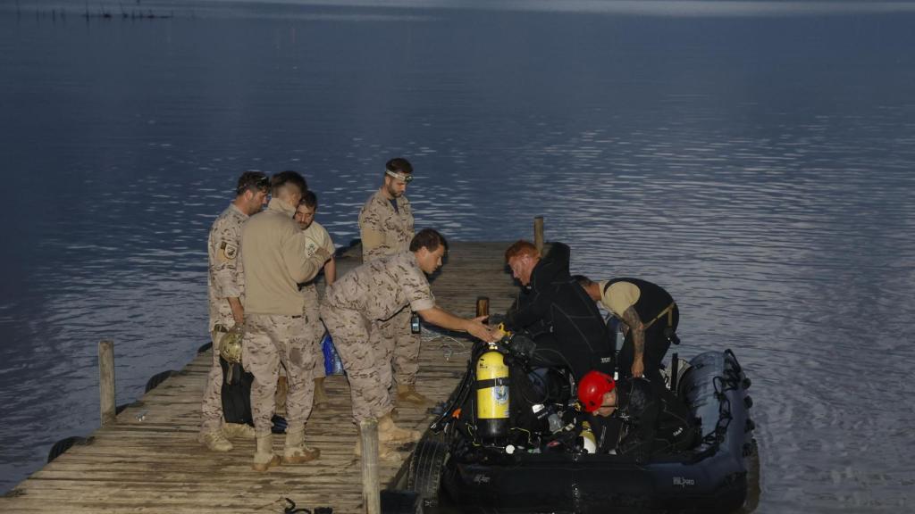 Efectivos de la Armada regresan este lunes de realizar búsqueda de cadáveres en las distintas zonas de la Albufera de Valencia tras el paso de la Dana. Efe / J.J.Guillen