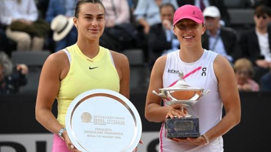 Sabalenka y Swiatek posan con sus trofeos.