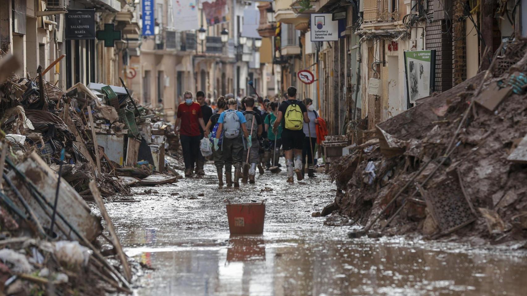 Fotografía de una de las calles de Paiporta encharcadas por las lluvias que han afectado a las labores de limpieza.