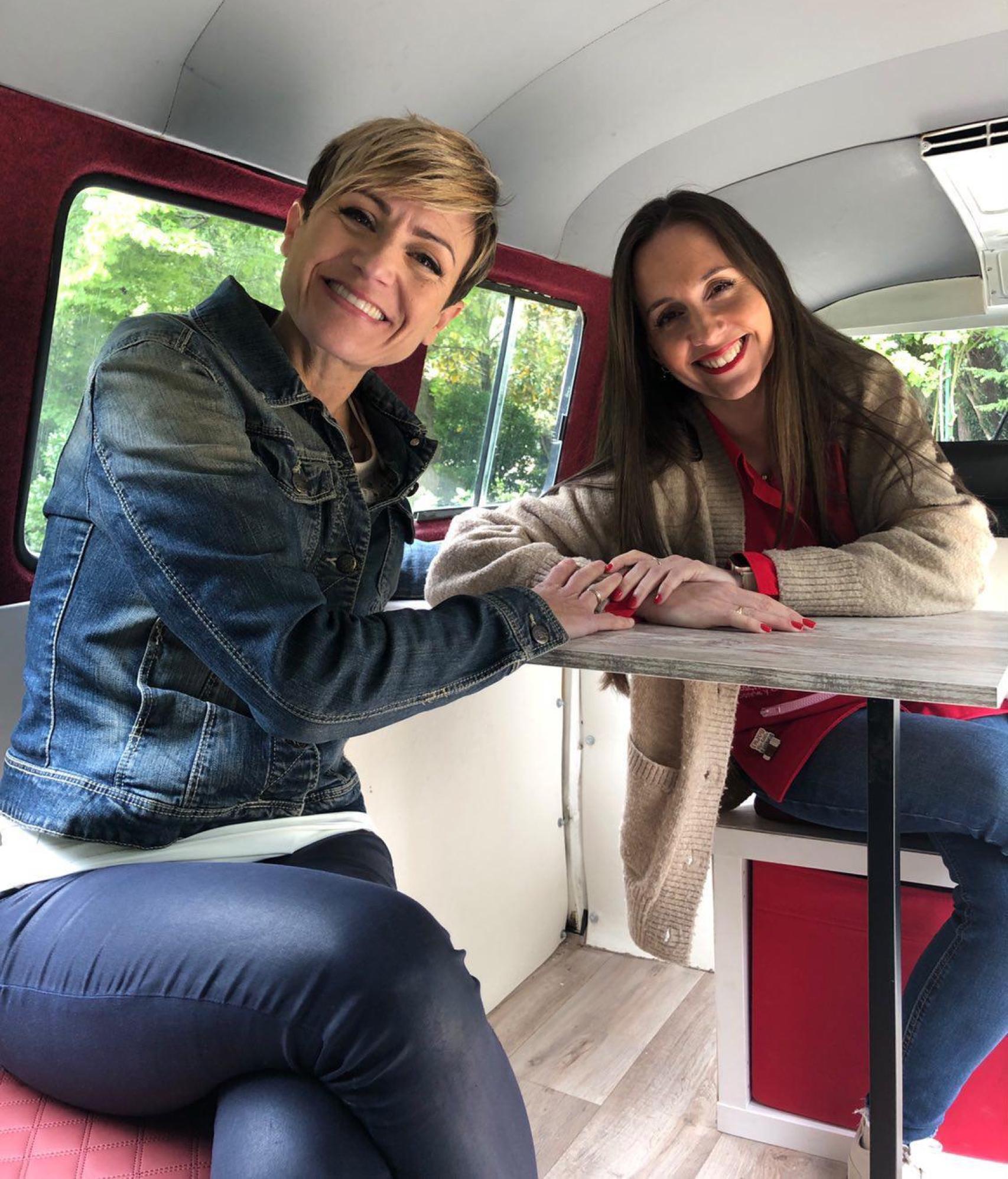 Sara Escudero y Sara Casillas durante las grabaciones del programa 'Caravana educativa'