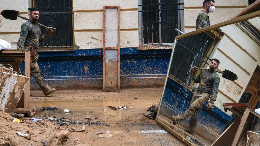 Miembro de la Policía Militar colaborando en Paiporta.