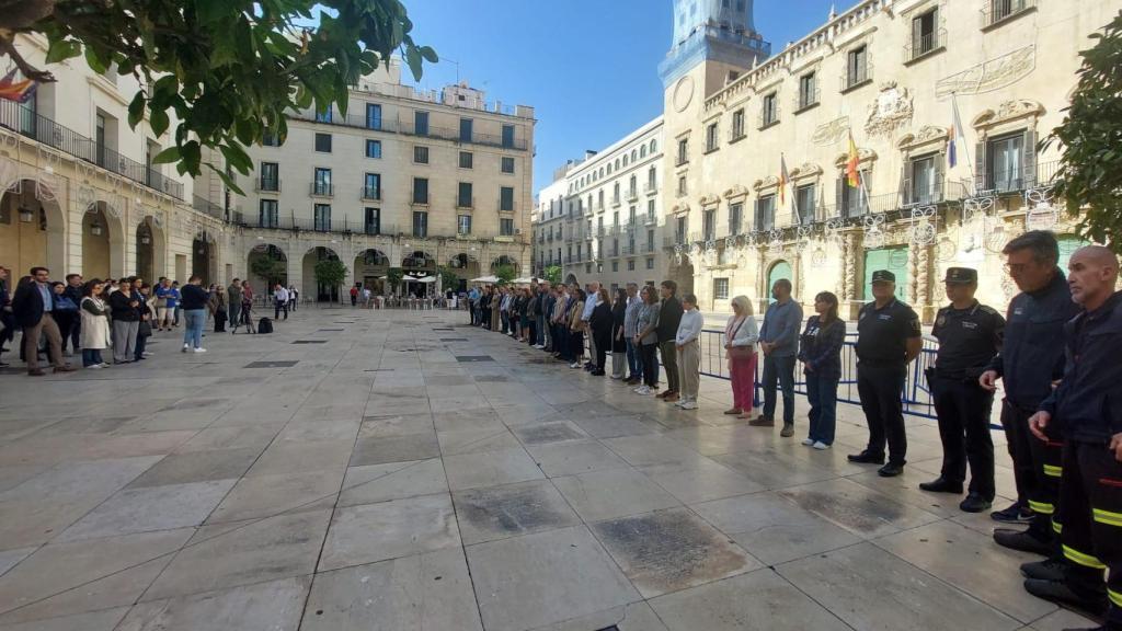 El Ayuntamiento de Alicante guarda 5 minutos de silencio por los fallecidos en el temporal