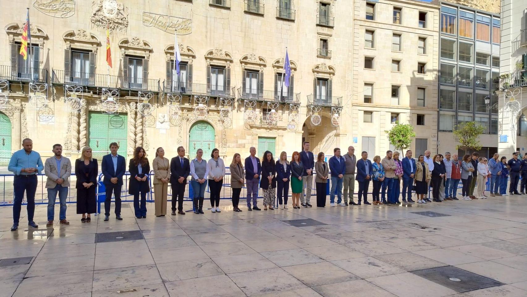 la corporación municipal de Alicante en pleno, en los cinco minutos de silencio por la DANA de Valencia