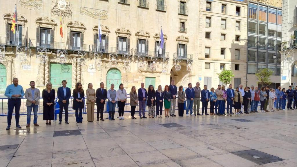 la corporación municipal de Alicante en pleno, en los cinco minutos de silencio por la DANA de Valencia