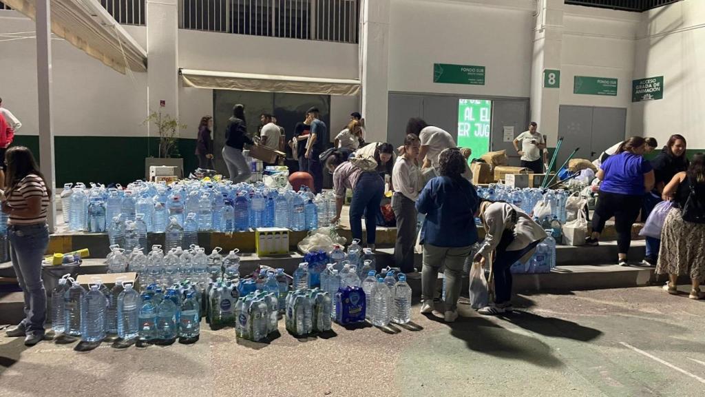 Recogida de alimentos y material en el estadio del Elche.