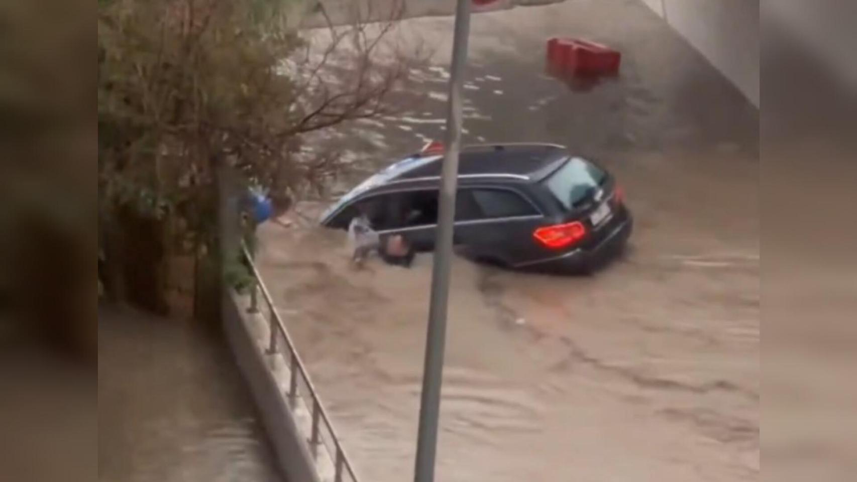 Un momento del rescate en Altea.