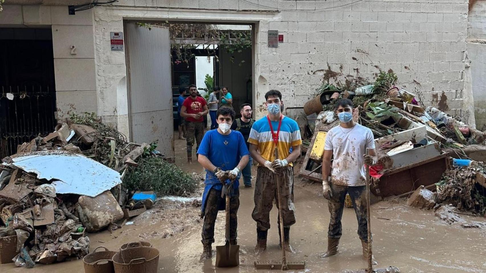 Álex Embid acudió a Catarroja y Massanassa para ayudar a los afectados por la DANA.