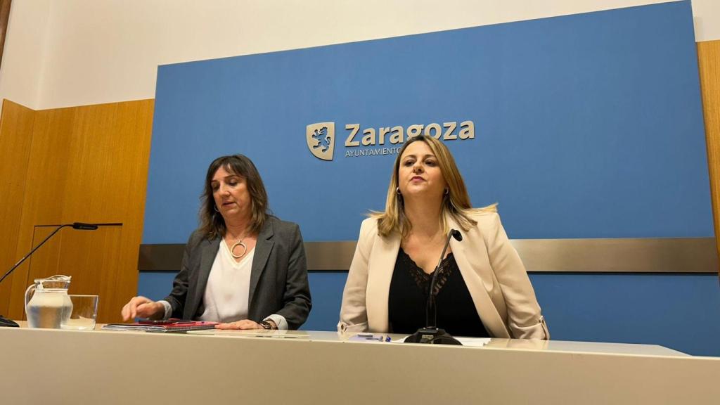 Las portavoces del PSOE, Lola Ranera, y Zec, Elena Tomás.