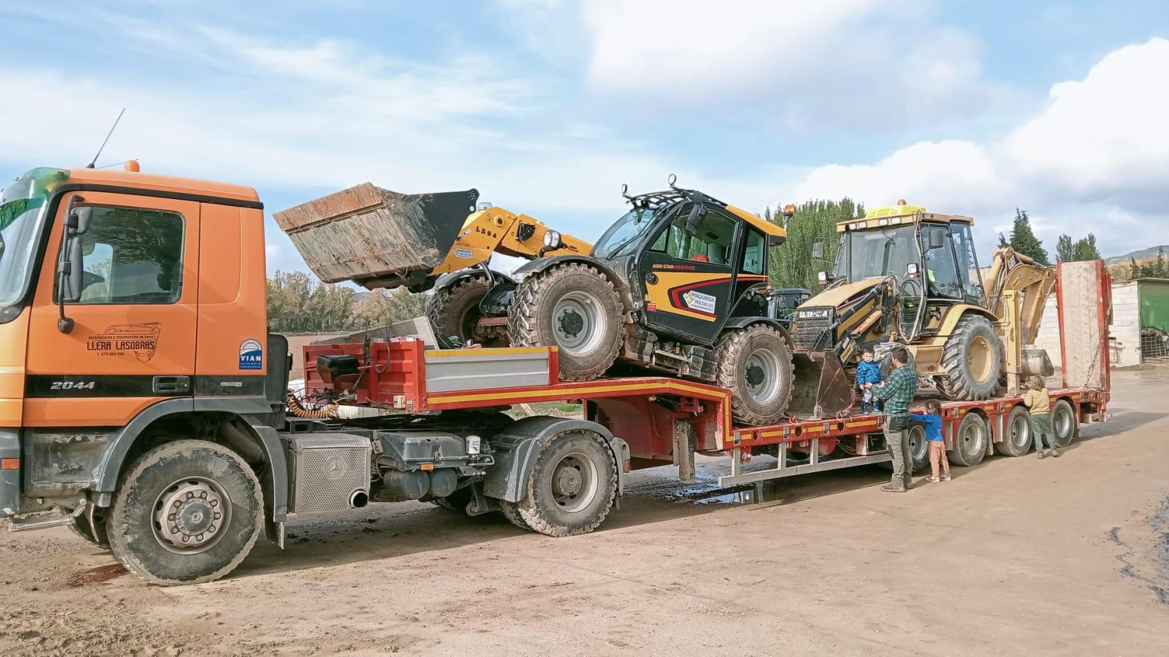 Los tractores de los agricultores son una ayuda clave para limpiar las calles