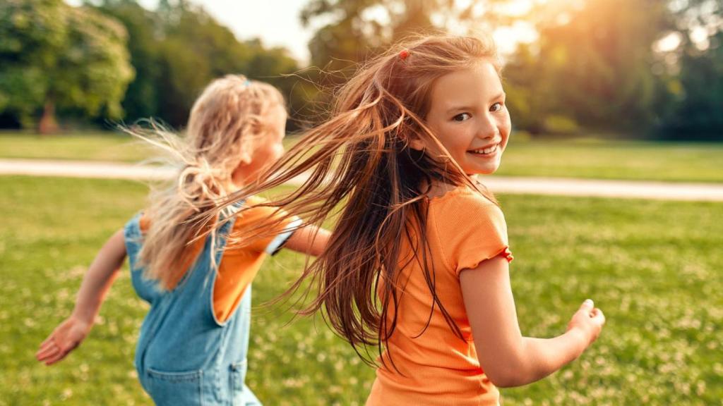 Dos niñas felices jugando en el parque.