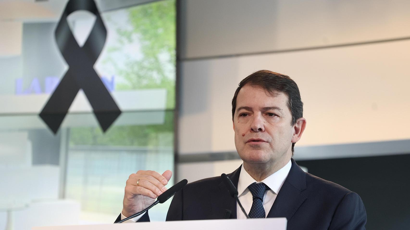 El presidente de la Junta, Alfonso Fernández Mañueco, durante su intervención en un desayuno informativo celebrado en Madrid este lunes.