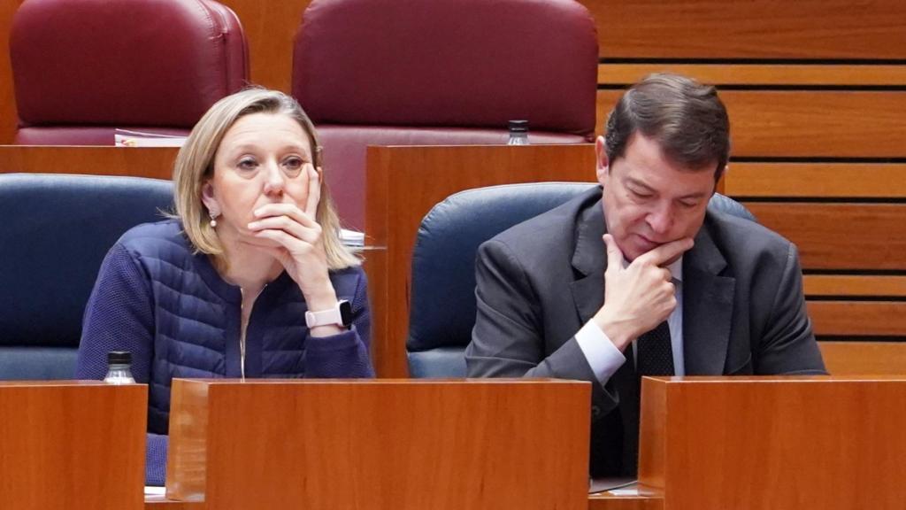 La vicepresidenta de la Junta de Castilla y León, Isabel Blanco, y el presidente, Alfonso Fernández Mañueco, en el último pleno de las Cortes