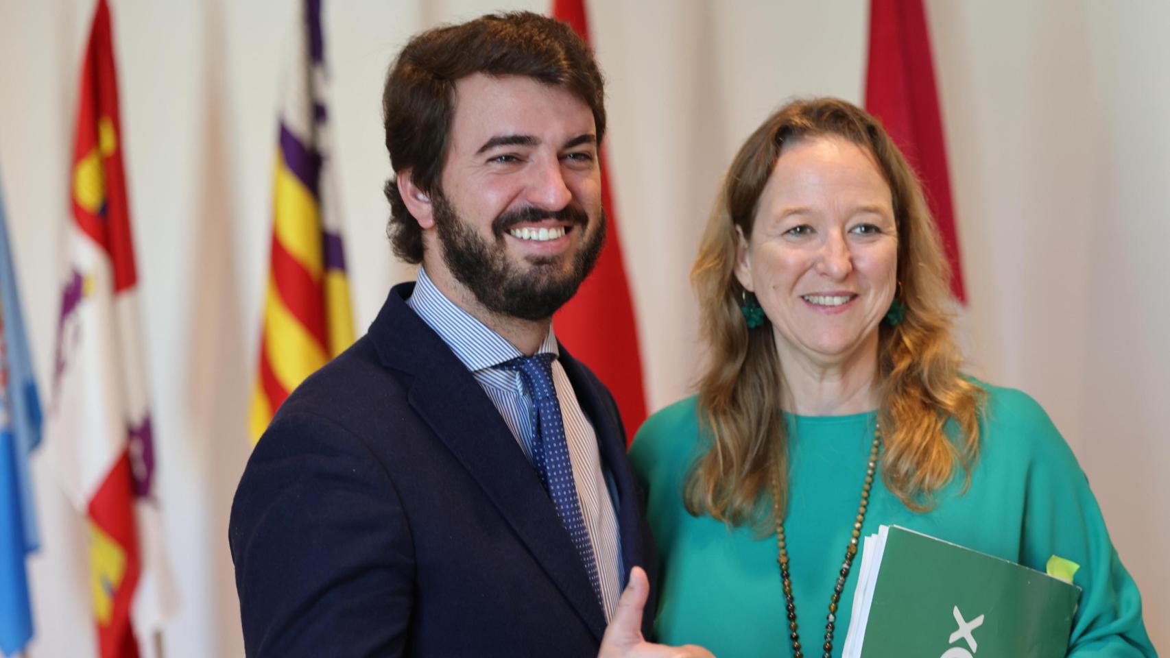 El portavoz de Vox en las Cortes de Castilla y León, Juan García-Gallardo, y la líder del partido en Cantabria, Leticia Díaz, este lunes en el Parlamento cántabro