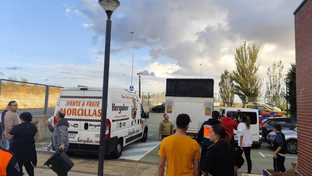 Vecinos de Carbajosa durante la recogida solidaria