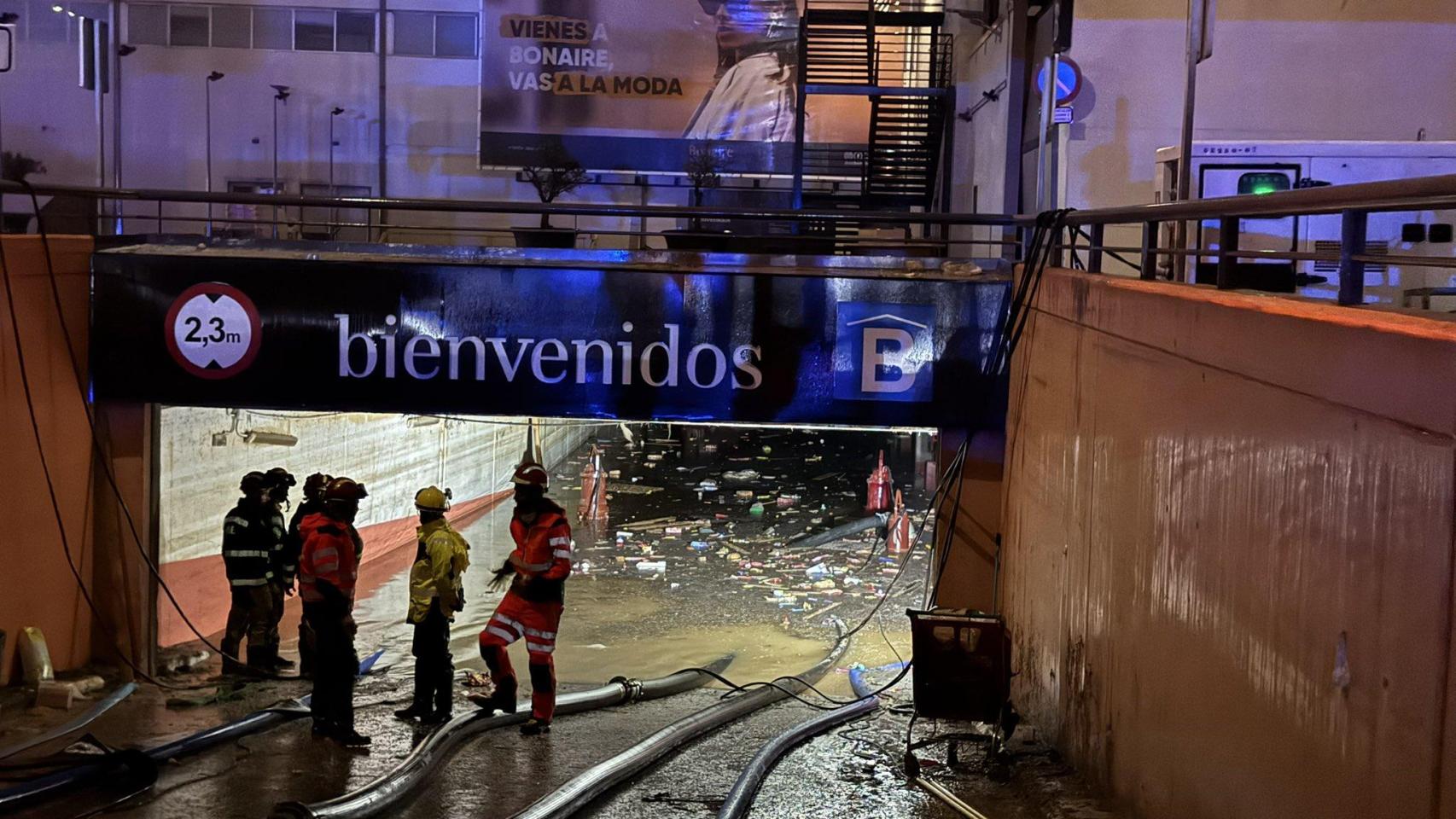 Labores de achique de agua en el parking del Centro Comercial Bonaire.