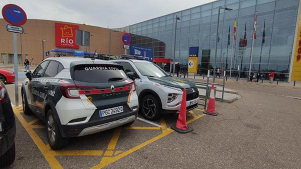 Dos vehículos de la Guardia Civil en Río Shopping