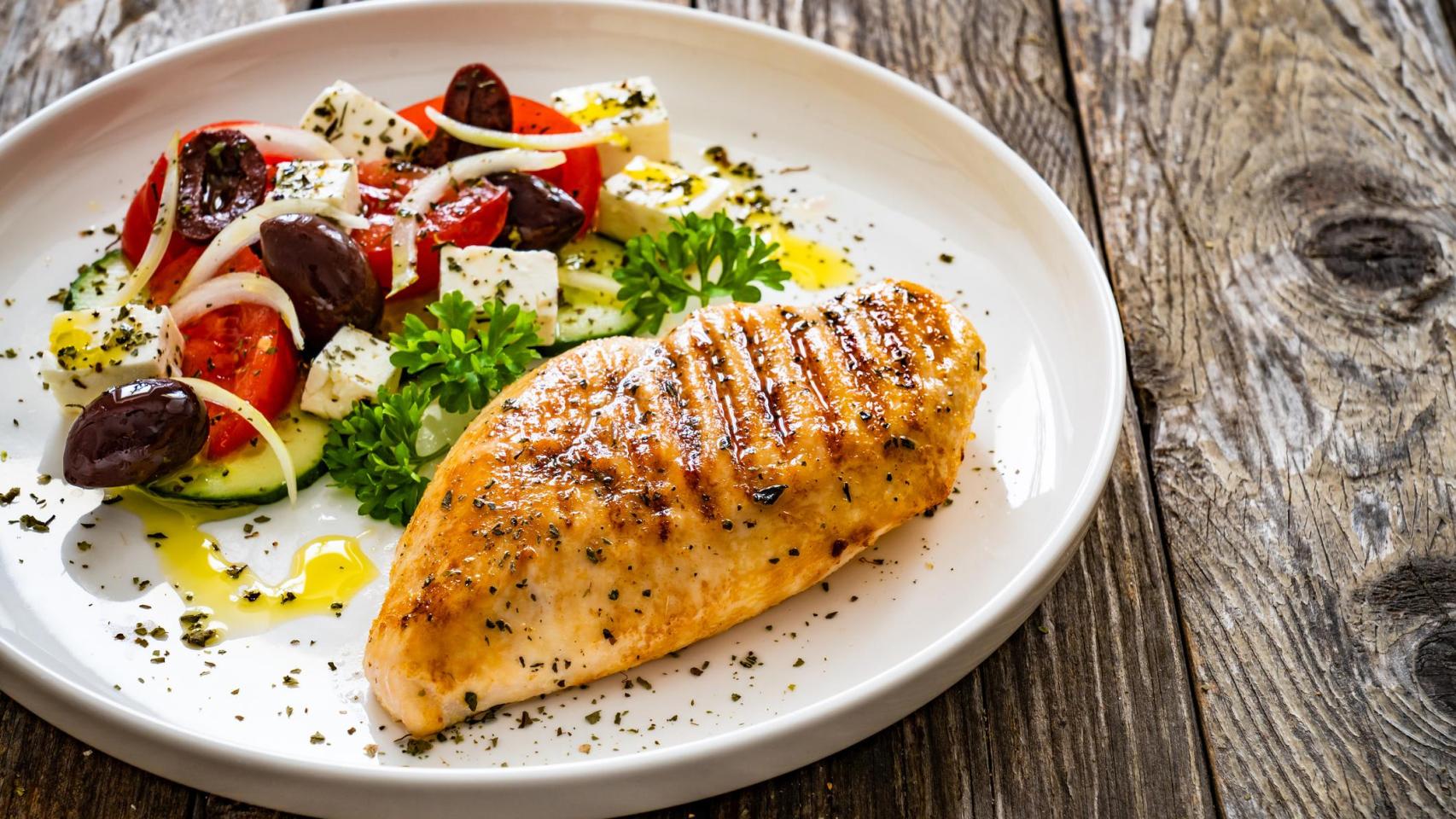 Una pechuga de ave a la plancha con ensalada