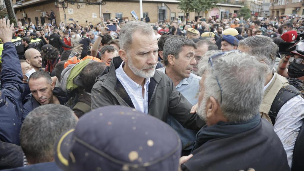 Felipe VI junto a los vecinos de Paiporta.