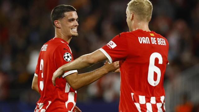 Miguel Gutiérrez y Donny van de Beek, durante un partido de Champions con el Girona.