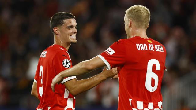 Miguel Gutiérrez y Donny van de Beek, durante un partido de Champions con el Girona.