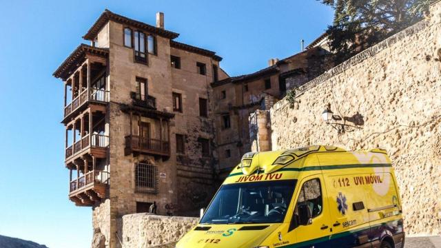 Una ambulancia junto a las Casas Colgadas de Cuenca.